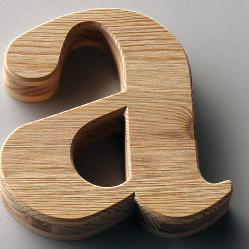 Lettre a relief en bois