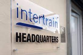 Plaque plexiglas intertrain headquarters